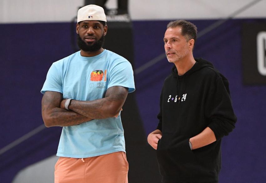 巴萨中场控制力回升（巴萨重拾中场掌控）