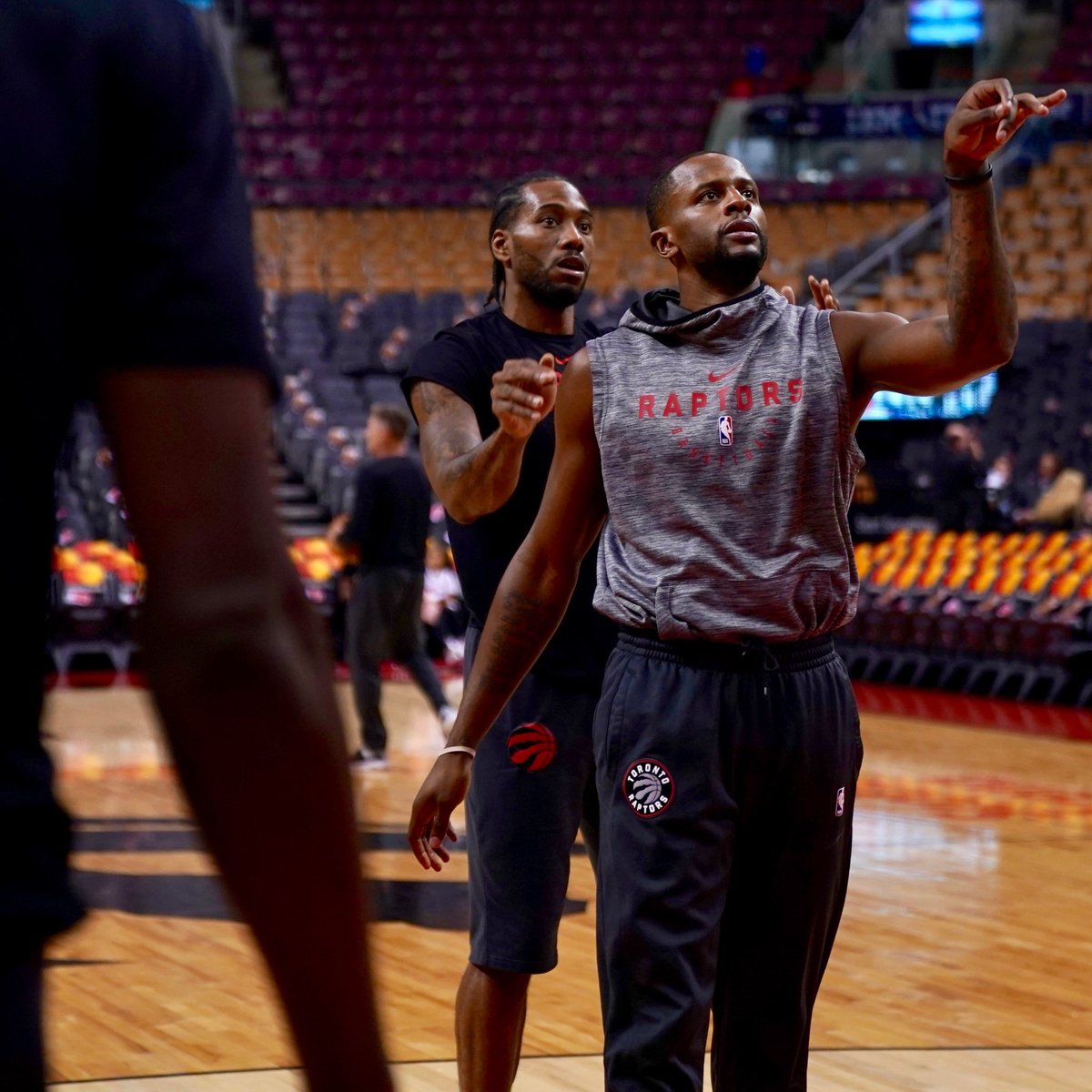 凯尔特人以138-129击败魔术，凭借高命中率和高效进攻取得关键胜利。（凯尔特人手感火热，138-129力克魔术拿下关键一战）