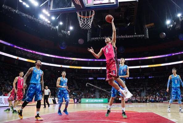 荷兰女国脚罗尔德公开谈论与女友恋情，两人曾因亲密照片受批评（荷兰女足国脚罗尔德公开谈与女友的感情，二人曾因亲密照遭到批评）