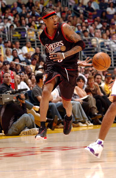 骑士新赛季表现下滑，爆冷输给马刺，主场优势助力取胜，马刺虽缺主力仍保持竞争力。（骑士状态走低遭马刺爆冷，主场加持助其告捷，马刺缺将仍具竞争力）