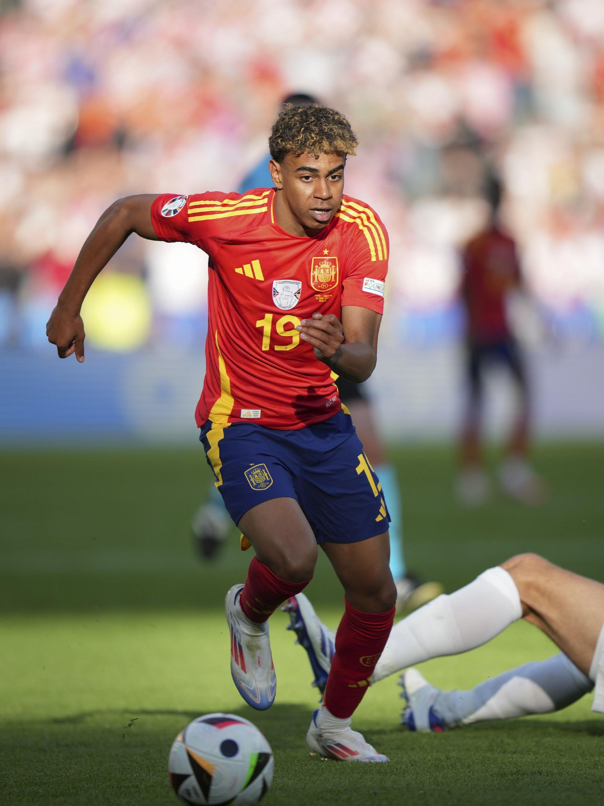 记者：里尔18岁中场布阿迪的团队否认球员与巴黎的转会传闻（记者：里尔18岁中场布阿迪团队辟谣与巴黎的转会传闻）