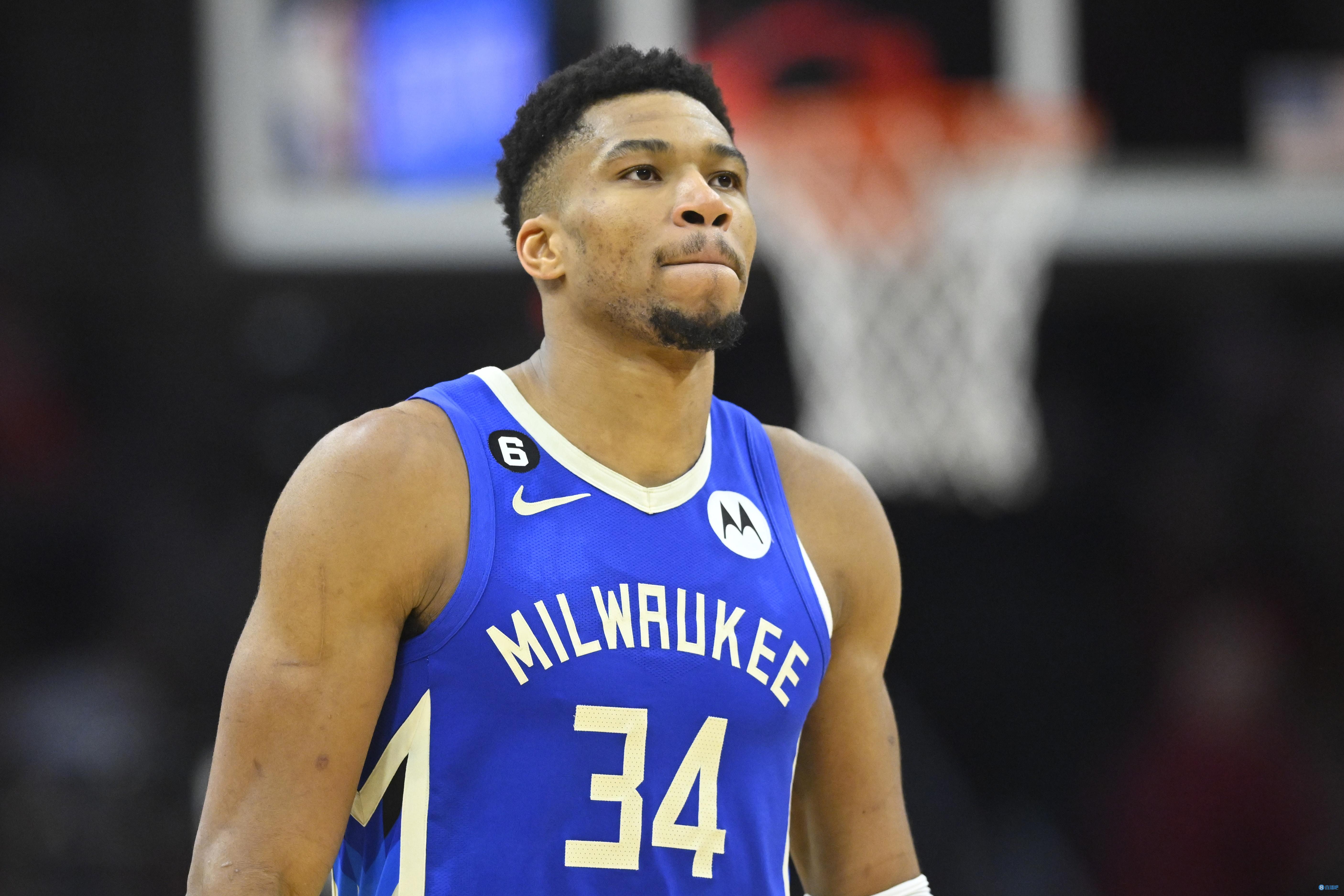 调皮二娃上线，穆勒庆祝夺冠时和25号队友高尔德顶牛假装受伤（穆勒夺冠庆祝又整活，与25号队友高尔德顶头后夸张装伤）