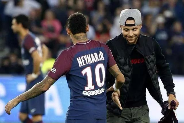 记者称阿隆索已被解雇只差官宣，阿韦洛亚或接任（媒体称阿隆索已下课待官宣，阿韦洛亚有望接任）